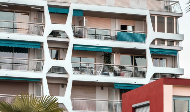 copropriété daniel deiev facade2 unsplash