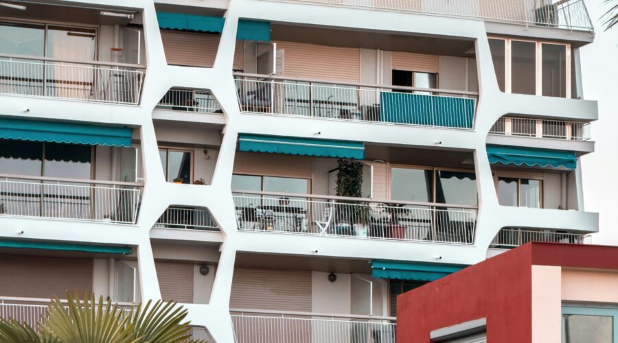 copropriété daniel deiev facade2 unsplash